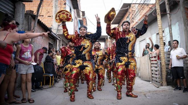 Bolivianos dançando