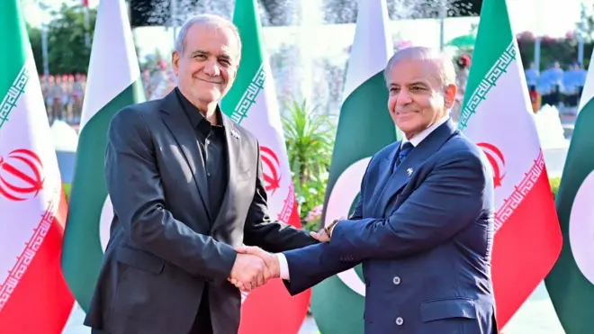 شهباز شریف و مسعود پزشکیان با هم در اسلام‌آباد دیدار کردند
