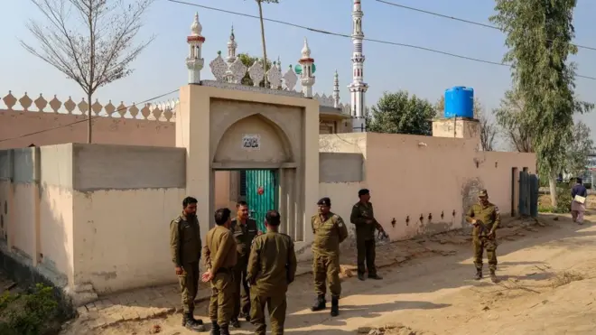 پولیس جائے وقوعہ پر کھڑی ہے