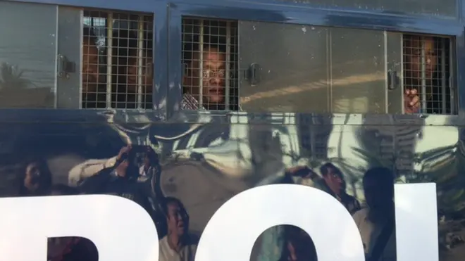 ထောင်ဒဏ် ချမှတ်ခံရသူတွေကို ရုံးထုတ်ဖို့ ခေါ်လာစဉ်