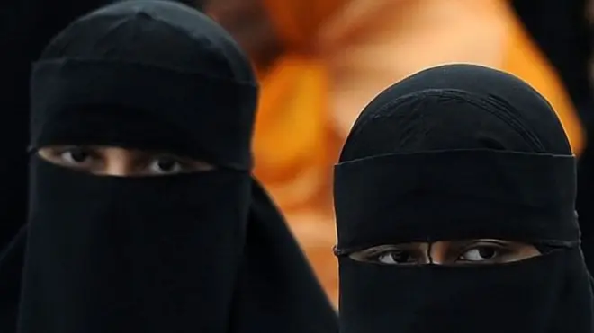 قرار الحظر لم يذكر النقاب أو البرقع بالاسم
