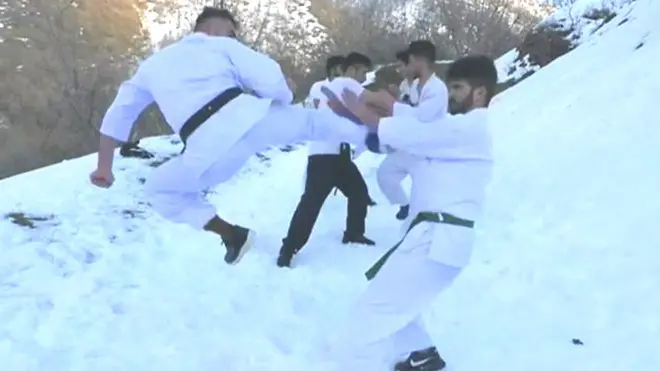 خون جما دینے والی سردی میں کراٹے کی مشق