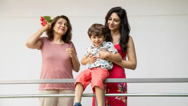 اعضای یک خانواده شامل دو زن و یک کودک