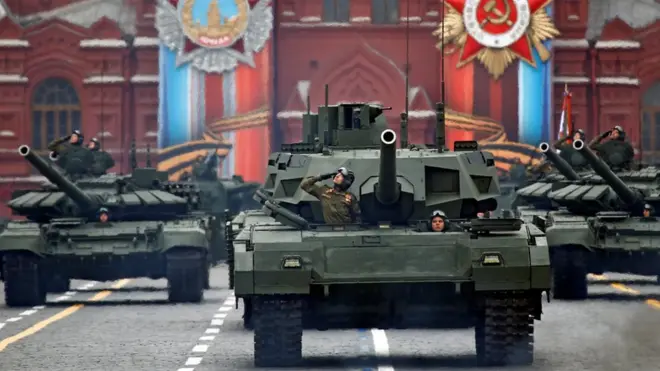 Vifaru vikiwa Red Square wakati wa maonesho