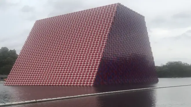 يحلم كريستو بجعل مصطبته في أبو ظبي أكبر نصب في العالم