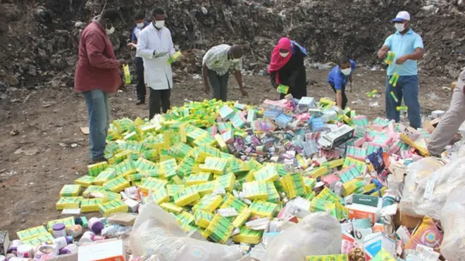 Wafanyakazi wa Bodi ya Chakula, Dawa na Vipodozi Zanzibar (ZFDB) wakiwa katika maandalizi ya kuharibu chakula na dawa zilizoharibika na kupitwa na wakati katika dampo la Kibele.
