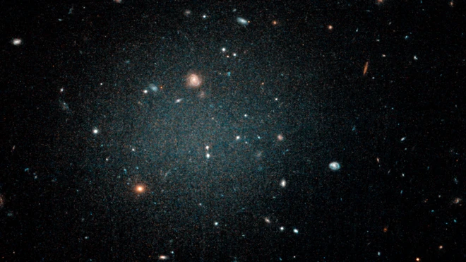 กาแล็กซี NGC1052-DF2 มีความเบาบางและโปร่งแสงจนกล้องโทรทรรศน์อวกาศฮับเบิลสามารถบันทึกภาพที่มองทะลุไปเห็นกาแล็กซีอื่น ๆ ได้