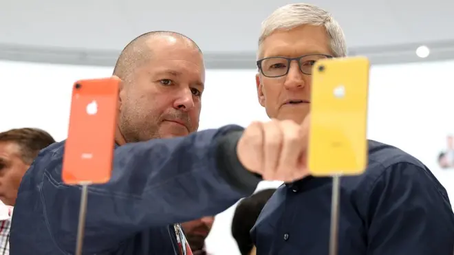 Kreatori novog, jeftinijeg ajfona 10R Džoni Ajv (levo) i Tim Kuk predstavili su ga u šest različitih boja