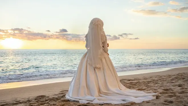 وفي بعض المجتمعات العربية، تكتفي عائلات بكتابة عبارة "من كريمة فلان" أو "حرم فلان" بدلا من ذكر أسماء زوجاتهم وبناتهم.