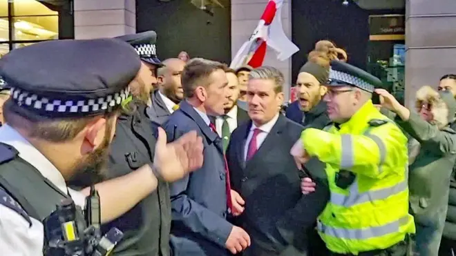 İşçi Partisi lideri Sir Keir Starmer, polis tarafından ekip arabasına bindirilerek olay yerinden uzaklaştırıldı.