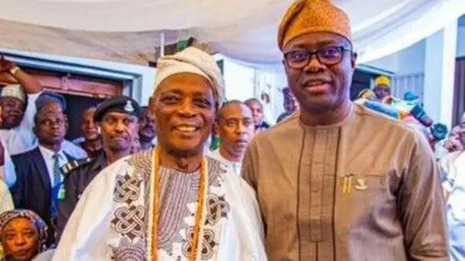 Seyi Makinde àti Olubadan ń rẹ́rìn-ín, wọ́n ń wo ọ̀ọ́kán