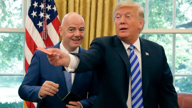 Gianni Infantino give Donald Trump im own football jersey