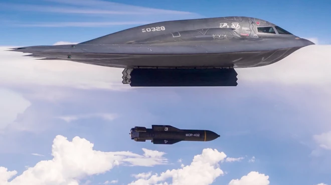 B-2 Spirit, несущий бомбу MOP
