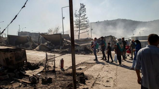 На острове Лесбос в Греции сгорел лагерь для беженцев