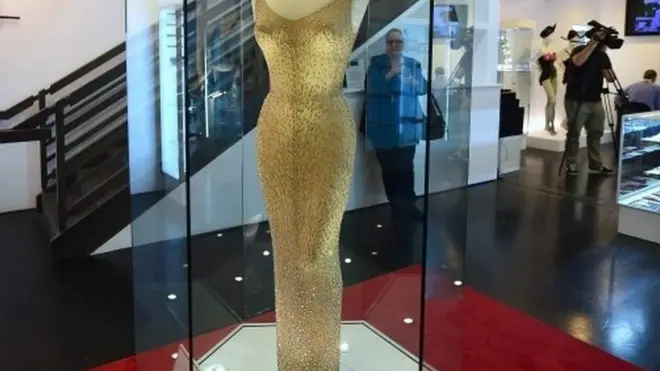 الفستان كان ضيقا جدا لدرجة أنه خيط على جسدها