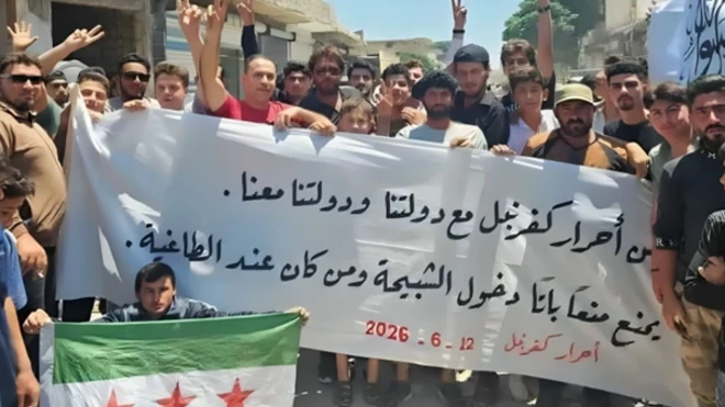محتجون في ريف إدلب يرفعون شعارات تطالب بطرد من يصفونهم بـ"الشبيحة" و"فلول نظام الأسد"
