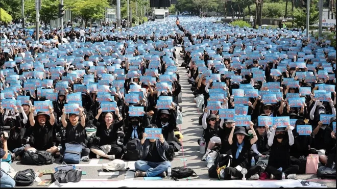 ကျောင်းဆရာတစ်ဦး မိမိကိုယ်ကို သတ်သေမှုကြောင့် ဆရာ၊ ဆရာမ တစ်သိန်း ကျော် ဆန္ဒပြ