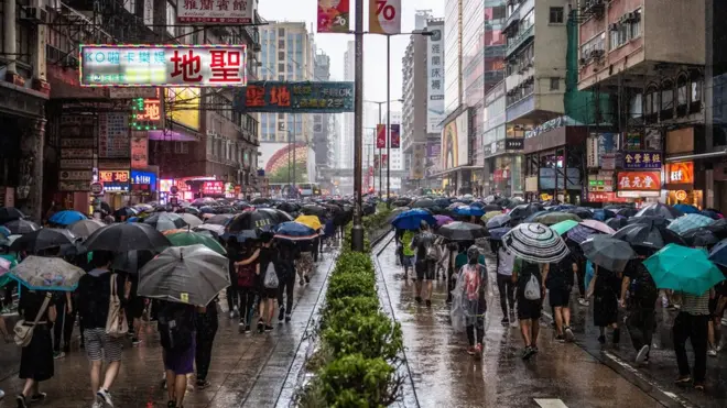 10月6日，香港民众再次走上街头集会，抗议政府颁布《禁蒙面法》。