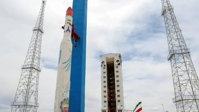 صورة وزعتها وزارة الدفاع الإيرانية عام 2007 لصاروخ مخصص لإطلاق قمر صناعي من موقع غير محدد في إيران.