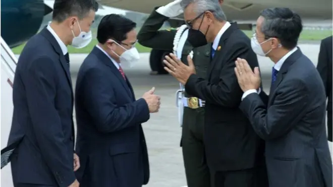 Thủ tướng Việt Nam Phạm Minh Chính (thứ hai, từ trái) đặt chân tới Indonesia dự thượng đỉnh Asean