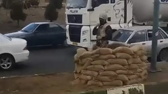 اکانت توییتر ۱۵۰۰ تصویر با انتشار این عکس نوشت: «پیام: کل شهر زاهدان یکی شده با بلوک و سنگر و دژ و ایست»