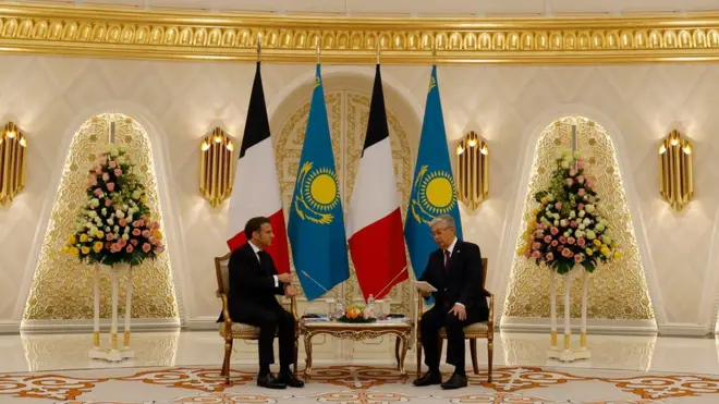 Kazakh president Kassym-Jomart Tokayev and French president Emmanuel Macron