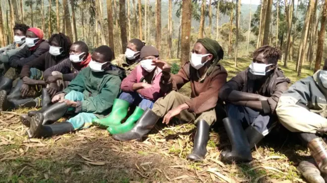 Bamwe mu nyeshyamba za Red-Tabara zafashwe bafashwe beretswe abagize itsinda rya gisirikare rya EJVM