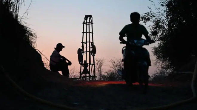 ပဲခူးတိုင်း၊ မင်းလှမြို့နယ်က ရေနံမြေက အလုပ်သမားတွေ (ပုံဟောင်း)