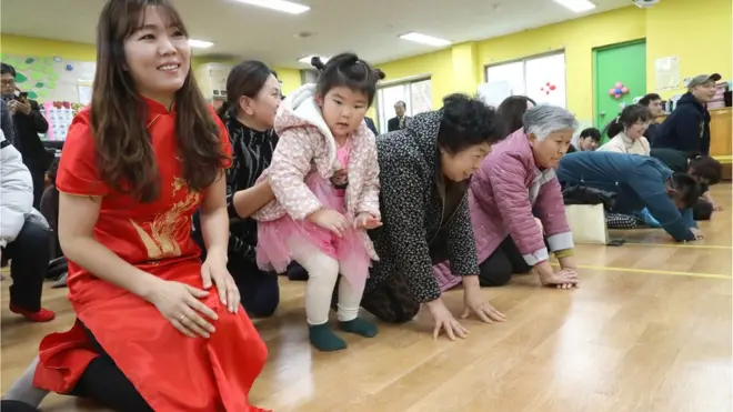 합동 세배하는 다문화 가족들