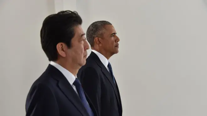 Ông Abe và Obama đặt vòng hoa tại đài tưởng niệm USS Arizona, ở Trân Châu Cảng, Honolulu, Hawaii