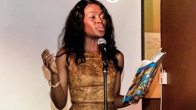 Siyonbola se encuentra en Nigeria visitando a su padre.