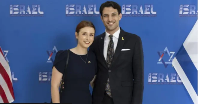 Öldürülen Sarah Milgrim (solda) ve Yaron Lischinsky'nin birbirlerine sarılı halde fotoğrafları