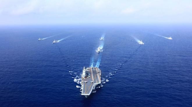 2018年4月，中国的辽宁舰在南中国海演练。