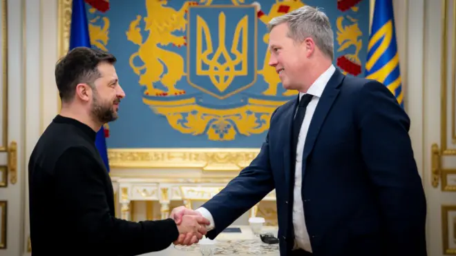 Зеленский пожимает руку Дрисколлу.