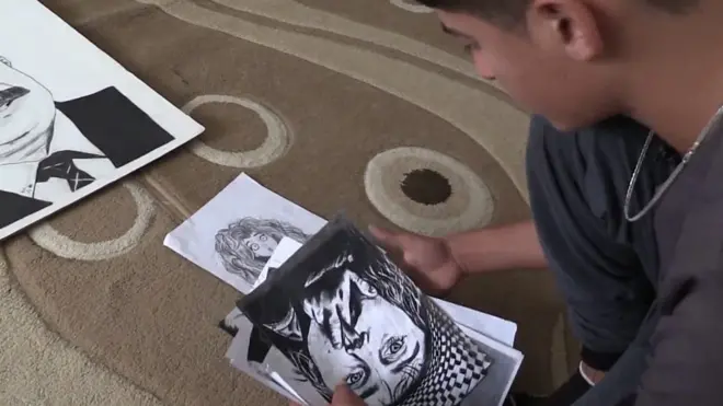 جودي شريف ذو الـ16 عاما من مدينة القامشلي يرسم لوحات تعبر عن واقع الحرب الذي يعيشه