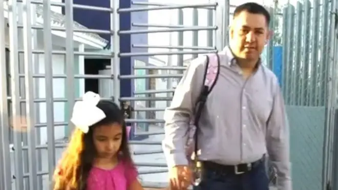 बच्ची को स्कूल ले जाते उसके पिता