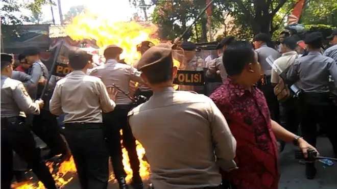 Sebanyak empat polisi mengalami luka bakar dalam unjuk rasa mahasiswa di depan kantor Bupati Cianjur, Kamis (15/8).