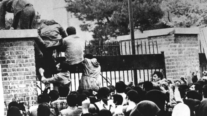Students climb up American Embassy walls on Taleghani Street in the morning of November 5