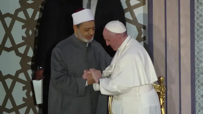 البابا فرانسيس يقابل السيسي والطيب ويدعو لإدانة العنف