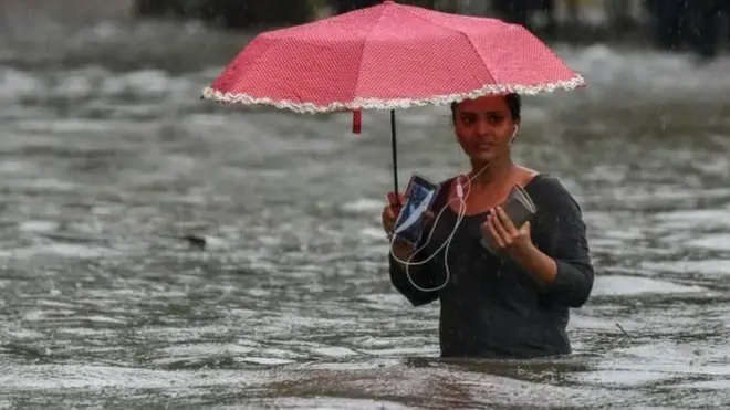 ముంబయి వర్షం, అమ్మాయి, వరద నీటిలో గొడుతో యువతి