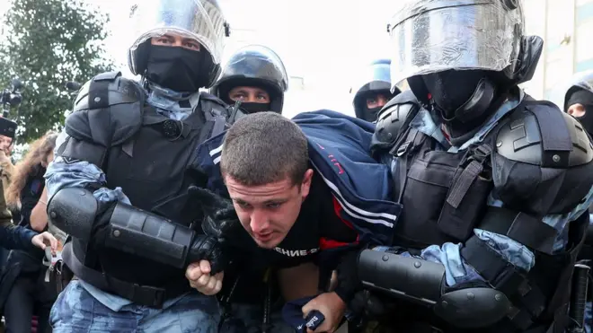 Требовать честные выборы в Мосгордуму участники акций выходили не без иностранного вмешательства, считают члены комиссии Совета федерации