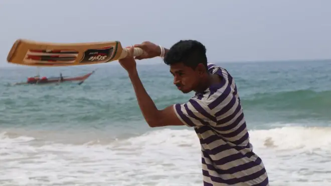 පුංචි සංධියේ පටන් මැල්කම් සිය මිතුරන් සමග ක්‍රීඩාවේ නිරතව ඇත්තේ හෙප්පුමුල්ල වෙරළේය