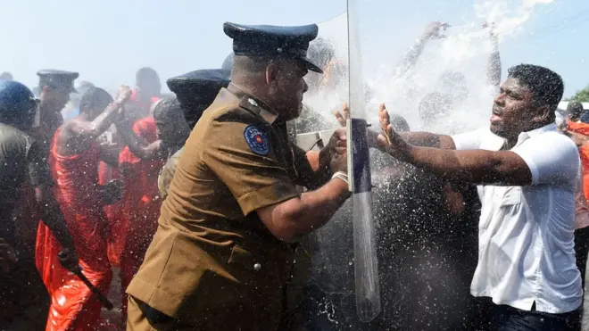 警方在衝突中使用了催淚彈和高壓水炮。