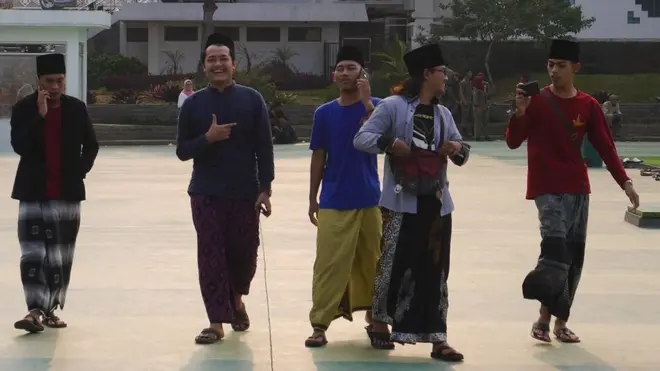 Sejumlah santri berjalan-jalan di kawasan Alun-alun Cianjur, kota yang memang dijuluki Kota Santri