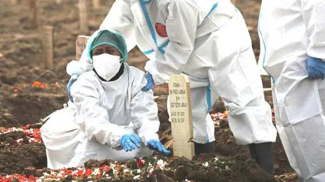 งานศพที่อินโดนีเซียขณะผู้ติดเชื้อในประเทศพุ่งสูงขึ้น