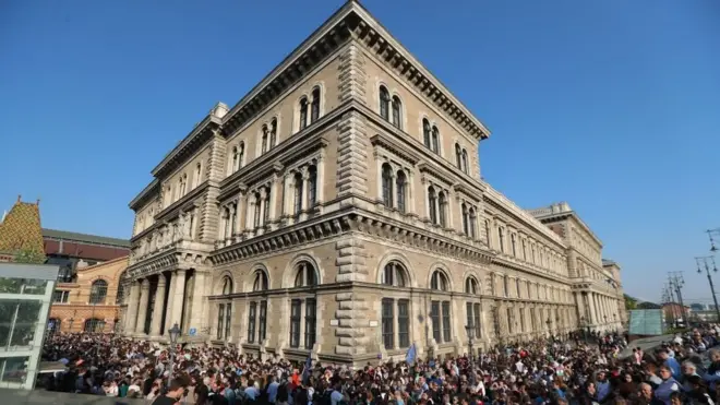 Студенти і викладачі проводять акцію на підтримку Центральноєвропейського університету 2 квітня - після того, прем'єр-міністр Віктор Орбан заявив, що закоад обманює студентів, порушуючи правила