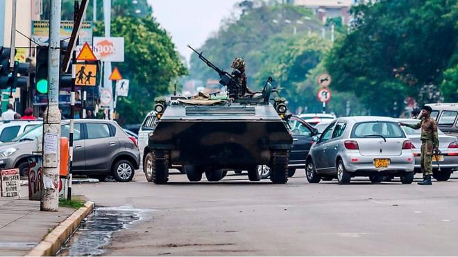 アフリカ南部のジンバブエで今週、長らく政権の座にあったロバート・ムガベ大統領が軍によって自宅軟禁された。大統領は軍の退陣要求を受け入れていない。ジンバブエで何が起きているのか