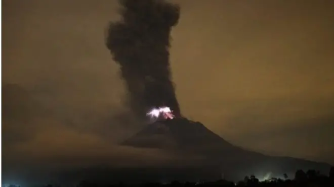 Terjadi beberapa letusan di puncak Merapi, yang memancarkan kilatan cahaya.
