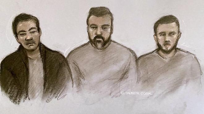 法庭速繪顯示倫敦「協助外國情報機關」案被告人（從左至右）Chung Biu Yuen、Chi Leung Wai與Matthew Trickett在西敏市裁判司署庭上（13/5/2024）