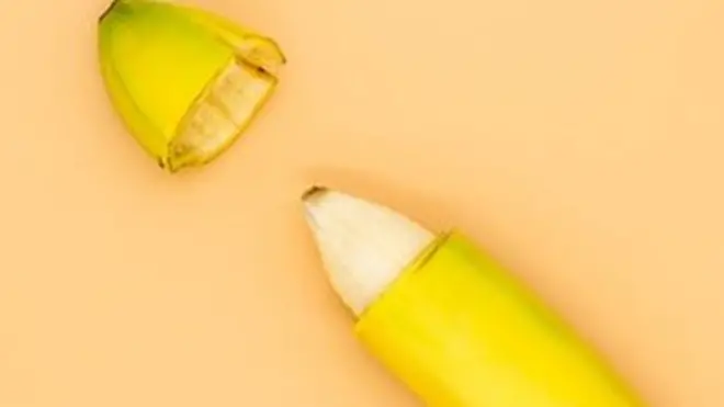 Une banane dont le brout de la peau est coupé